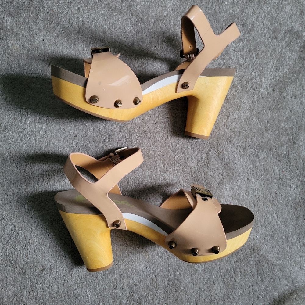 NWOT Flogg Women's Leather Tan Mules with Wooden Accents Size US 6.5
